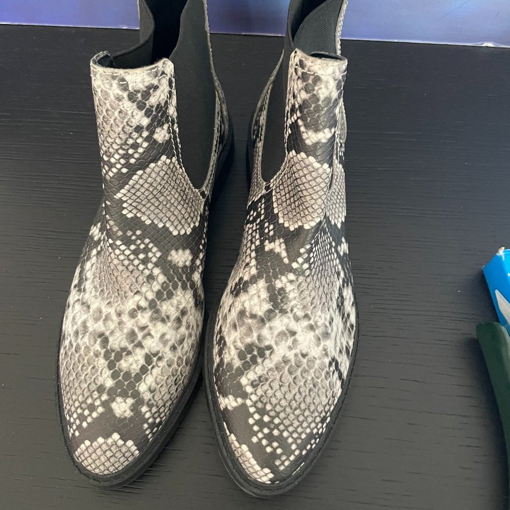 Treasure & Bond faux snake skin booties womens size 5.5